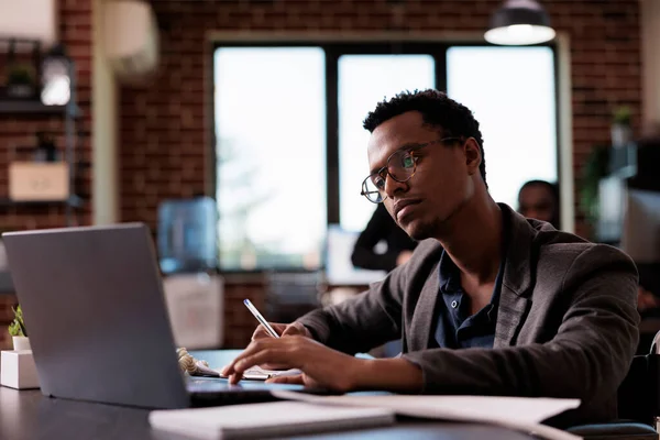 African American Man Impairment Analyzing Online Report Laptop Planning Project — Foto Stock
