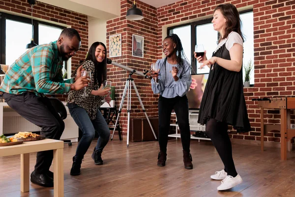 Young Adult People Enjoying Disco Music Home While Celebrating Friendship — 图库照片