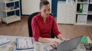 Verilerle birlikte araştırma analizi üzerinde çalışan yönetici, pazarlama gelişimi için finansal istatistikler yaratıyor. Kadın proje danışmanı iş planlama grafikleri sunumu.