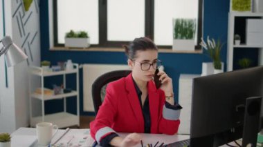 Şirket sekreteri akıllı telefondan telefona cevap veriyor. Başlangıç ofisinde uzaktan konuşma yapıyor. Araştırma sunumu hakkında konuşmak için cep telefonu hattını kullanan kadın çalışan.