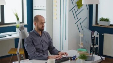 İş haritalarıyla araştırma analizi yapmak için bilgisayar üzerinde finansal proje planlayan satış danışmanı. Başlangıç gelişimi için veri grafikleri istatistikleriyle çalışan yönetici yardımcısı.