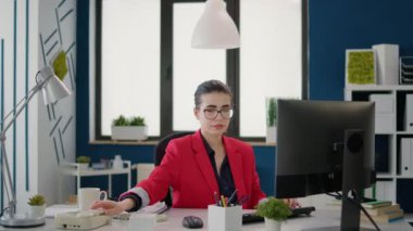 Finans asistanı sabit telefonu kullanarak uzaktan aramayı cevaplıyor, iş geliştirme üzerinde çalışıyor. Ofis çalışanı, yönetim projesi için telefon hattından konuşuyor..