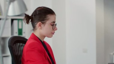 Bayan sekreter sabit telefon görüşmesinde iş ortaklığından bahsedip duruyor. Şirket asistanı yönetici istatistikleriyle çalışıyor ve ofis telefonu kullanıyor. Kapat..