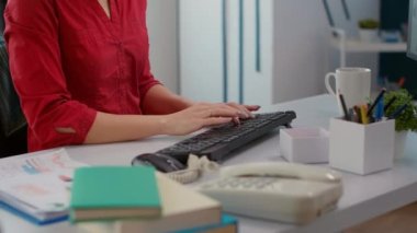 Pazarlama satış şemalarıyla çalışan iş kadınlarının portresi, istatistiklerle finansal gelişim stratejisi yaratmak. Kadın işçi çizelgeleri sunumu. El kamerasıyla..