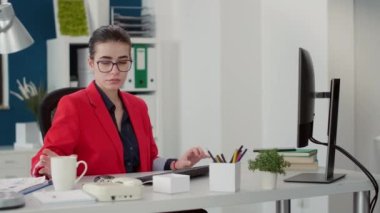 İş haritaları oluşturmak için istatistik raporunu kullanarak satış verileriyle birlikte finansal asistan planlama sunumu. Grafiklerle proje geliştirme üzerinde çalışan yönetici analist.