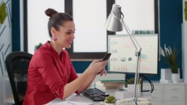 Proje yöneticisi cep telefonuyla internete göz atıyor, mali işlerine ara veriyor. İdari lider çizelgeler ve grafiklerle iş stratejisi planlıyor, sosyal medya uygulamalarını kontrol ediyor.