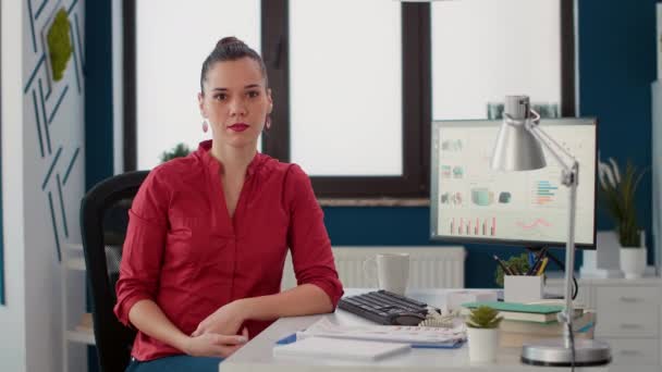 Portrét Zaměstnankyně Pomocí Počítače Pro Výzkum Startup Office Plánování Finančního — Stock video
