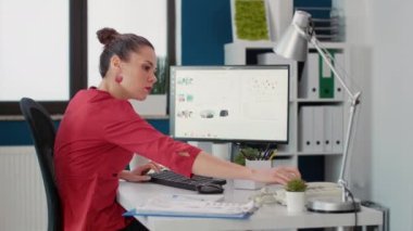 Ofis sekreteri iş hakkında konuşmak için sabit telefonu kullanıyor, iş büyümesi yaratmak için uzaktan konuşma yapıyor. Şirket ofisindeki kadın çalışan çağrıya cevap veriyor..