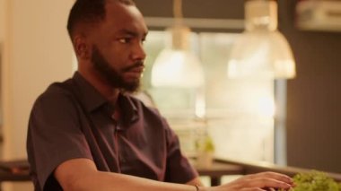 Ofis çalışanı online ağ kullanarak sunum yapmak, İnternet uygulaması üzerinde araştırma yapmak için fikir üretmek için beyin fırtınası yapıyor. Çizelge bilgileriyle iş raporu hazırlamak ve e-posta göndermek. El kamerasıyla..