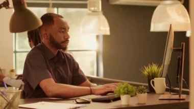 Ofisteki bilgisayar ağında çalışan büyük pencereli iş adamının portresi. Gün batımında. Evrak bilgileri ve araştırma bilgileri ile şirket sunumu planlama, e-posta gönder.