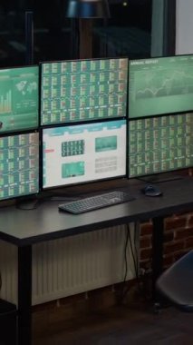 Dikey video: Birden fazla monitörde hisse senedi fiyatları değişen boş ofis, mali yatırım için ön x istatistikleri. İş büyümesi için kullanılan dijital koruma fonuyla sermaye değişimi.
