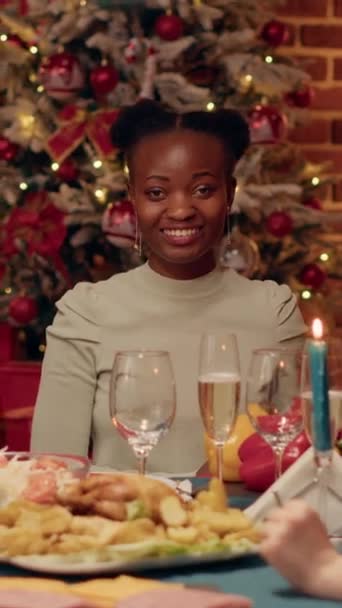 Вертикальне Відео Молода Афро Американська Жінка Яка Щиро Посміхається Перед — стокове відео