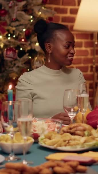 Vertical Video Happy Diverse Women Enjoying Christmas Dinner Together While — Αρχείο Βίντεο