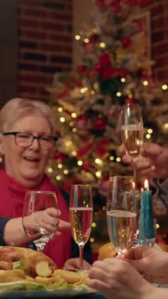 Verticale Video Happy Family Toastende Mousserende Wijn Aan Kerstdiner Tafel — Stockvideo