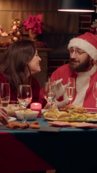 Вертикальне Відео Смішна Людина Костюмувалася Коли Санта Клаус Розмовляв Сім — стокове відео