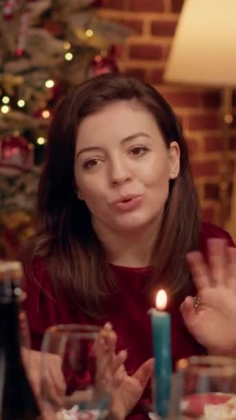 Függőleges Videó Gyönyörű Feleség Csevegés Idős Miközben Élvezi Karácsonyi Vacsorát — Stock videók
