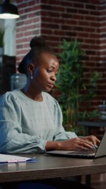 Dikey video: Geceleyin finansal yatırım planlamak için dizüstü bilgisayar kullanan hayal kırıklığına uğramış kadın döviz piyasası hatası yapıyor. Yatırım fonu kârı yaratmak için hisse senedi ve satış ticareti yapmak, stres.