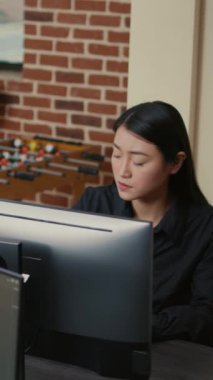 Asyalı programcının dikey video portresi yazılım geliştirme ofisinde beklenmeyen derleme hatasıyla karşılaşır. Kodlayıcı oluşturulurken sistem hatası oluştu