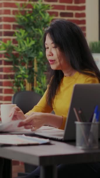 Vertical Video Team Asian Women Brainstorming Strategy Ideas Office Starting — Vídeos de Stock