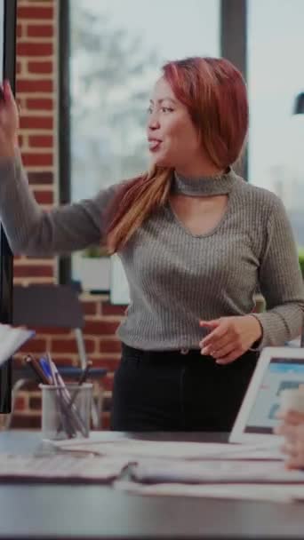 Vertical Video Asian Woman Doing Financial Presentation Boardroom Multi Ethnic — Vídeos de Stock