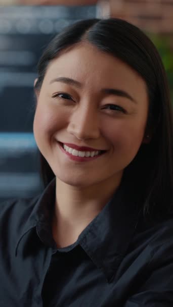 Vertikales Video Portrait Eines Lächelnden Asiatischen Softwareentwicklers Der Die Kamera — Stockvideo