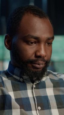 Dikey video: Borsa istatistikleri ve sermaye büyümesi için ticaret satışları kullanılarak dizüstü bilgisayarda strateji planlamak için önx değiş tokuş karı düşünen bir erkek broker. Finansal yatırım payı, bankacılık