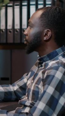 Dikey video: Erkek yatırımcı hisse senedi ticareti karı yaratmak için fikir üretiyor, düşünceli hissediyor ve kâr büyümesine yardımcı olacak mali çözüm düşünüyor. Eski döviz satışları, bankacılık