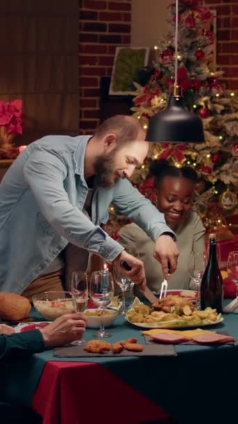 Vertical Video Joyful Householder Cutting Roasted Chicken While Celebrating Christmas — Vídeo de Stock