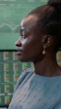 Dikey video: Finansal analist kâr stratejisi planlamak, dizüstü bilgisayar ve çoklu monitörlerle çalışmak için borsa istatistiklerini kullanıyor. Finansal yatırım payı Forex ticaret döviz satışları ve rakamları ile