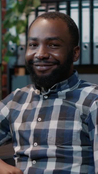 Verticale Video Portret Van Afrikaanse Amerikaanse Man Met Behulp Van — Stockvideo