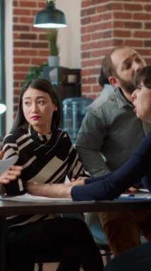 Dikey video: Ofis işinden kovulmamak için yalvaran umutsuz kadın, kariyeri için mutsuz ve endişeli hissediyor. Şok olan kişi işten atıldı ve işten atıldı, kaybedildi