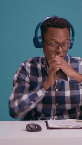 Pionowe Wideo Happy Man Nagrywa Piosenkę Słucha Muzyki Słuchawkach Używając — Wideo stockowe
