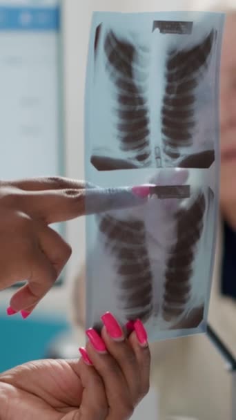 Вертикальное Видео Специалист Гигиене Объясняющий Результаты Рентгеновского Сканирования Пожилым Пациентам — стоковое видео