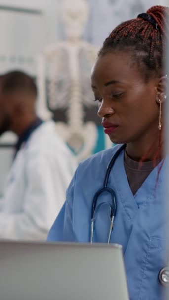 Dikey Video Kabinede Randevular Üzerinde Çalışan Afrikalı Amerikalı Hemşire Sağlık — Stok video