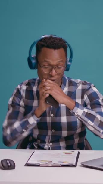 Vertical Video African American Man Recording Singing Song Smartphone Audio — 图库视频影像