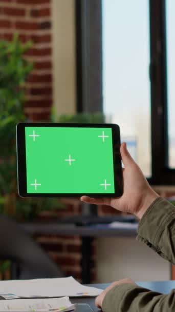 Vertical Video Office Worker Analyzing Horizontal Greenscreen Tablet Looking Blank — Stok video