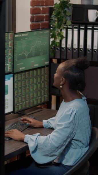 Vertical Video African American Woman Analyzing Stock Market Investment Sales — 비디오