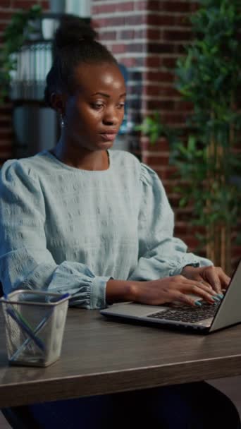 Vertical Video Portrait Female Investor Working Laptop Plan Forex Strategy — Αρχείο Βίντεο