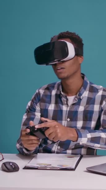 Vídeo Vertical Homem Moderno Jogando Videogames Óculos Console Usando Fone — Vídeo de Stock