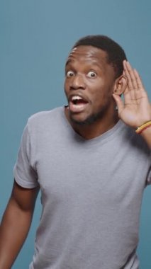 Dikey video: Gizli söylentiler ve gizli tartışmalar için Afrikalı Amerikalı yetişkinlerin özel konuşmalarını gizlice dinlemesi. Gizliliği dinleyen ve çılgın dedikoduları duyan meraklı bir adam..