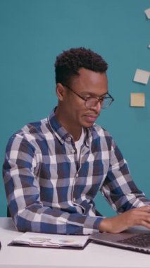 Dikey video: Düşünceli bir çalışan iş stratejisi ve düşünce konsepti planlamak için beyin fırtınası yapıyor. Düşünceli işçi başarılı bir çözüm düşünüyor, büyüme için yaratıcı hayal gücünü kullanıyor..