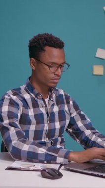 Dikey video: Şirket çalışanı kollarıyla çatı jesti yapıyor, kendini güvende ve güvende hissediyor. Korunmuş hisseden, güvenlik sembolü reklamını yapan, ev koruması isteyen bir adam. Hayat sigortası.