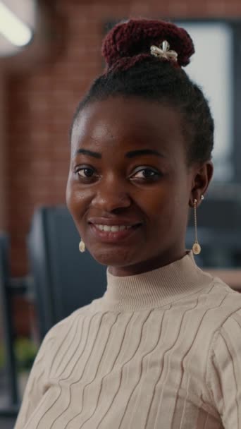 Vertikales Video Portrait Eines Lächelnden Afrikanisch Amerikanischen Softwareentwicklers Der Der — Stockvideo