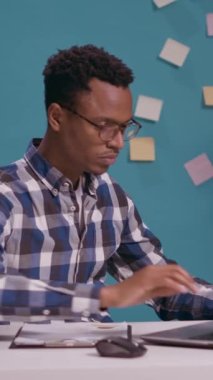 Dikey video: Çalışan portresi zaman aşımı jesti gösteriyor ve kameraya bakıyor, işe ara vermek ve ara vermek istediğini ifade ediyor. Çok çalışan adam devre arası istiyor. Sınırları kontrol etmek istiyor..