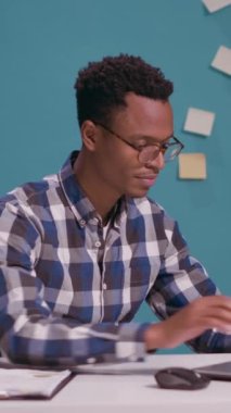 Dikey video: Özel konuşmaları dizüstü bilgisayar kullanarak, gizlice dinleyerek ve gizli dedikoduları duyarak dinleyen meraklı kişi. Hayretler içinde kalan adam haberleri dinliyor ve gizlice gizli konuşmaları dinliyor..