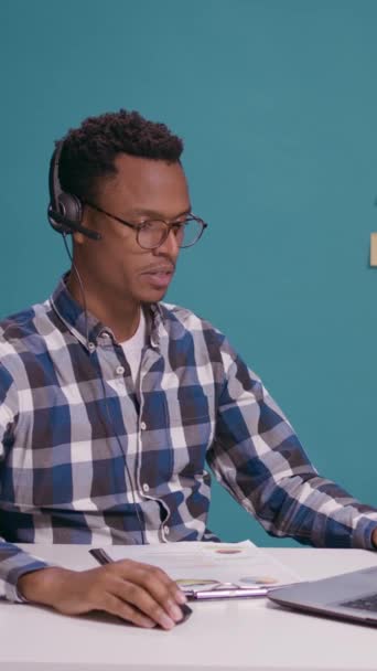 Call Center Trabalhador Conversando Com Cliente Fone Ouvido Com Microfone — Vídeo de Stock
