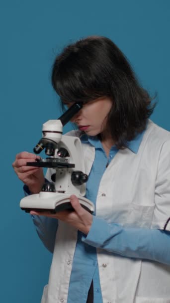Dikey Video Kimya Araştırmacısı Mikroskop Kullanarak Büyüteç Optik Mercekle Tepsideki — Stok video