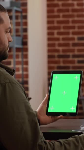 Vertical Video Male Freelancer Planning Startup Business Greenscreen Digital Device — Vídeo de Stock