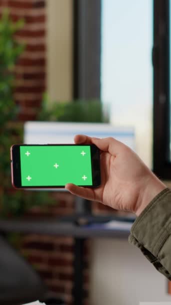 Vertical Video Office Employee Looking Horizontal Greenscreen Smartphone Analyzing Isolated — 비디오