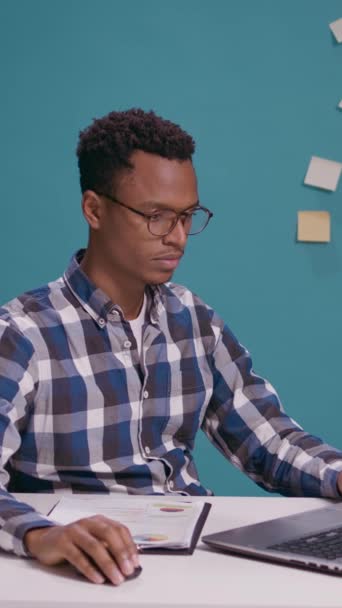 Dikey Video Erkek Serbest Çalışan Erkek Dizüstü Bilgisayar Üzerinde Çalışırken — Stok video